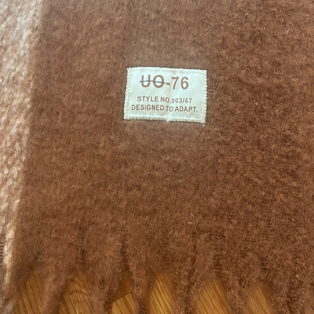 Urban Outfitters Fuzzy Blanket Scarf Wrap Brown Cream  NWT - Picture 4 of 10